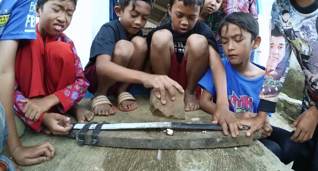 permainan adu kemiri