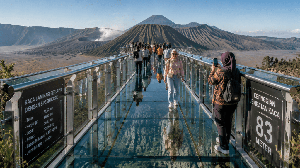 Jembatan Kaca Bromo 83 Meter Ternyata Bikin Lutut Gemetar, Begini Rasanya
