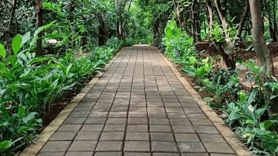 Hutan Kota Indraloka di Cipayung Jadi Hidden Gem Gratis Rasa Majapahit